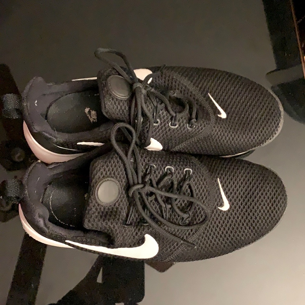 Nike gym shoe. Black. Size 5.